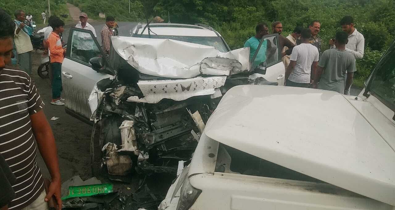 Bokaro News : कार और टैंकर वैन की टक्कर में तीन बच्चों समेत सात लोग घायल