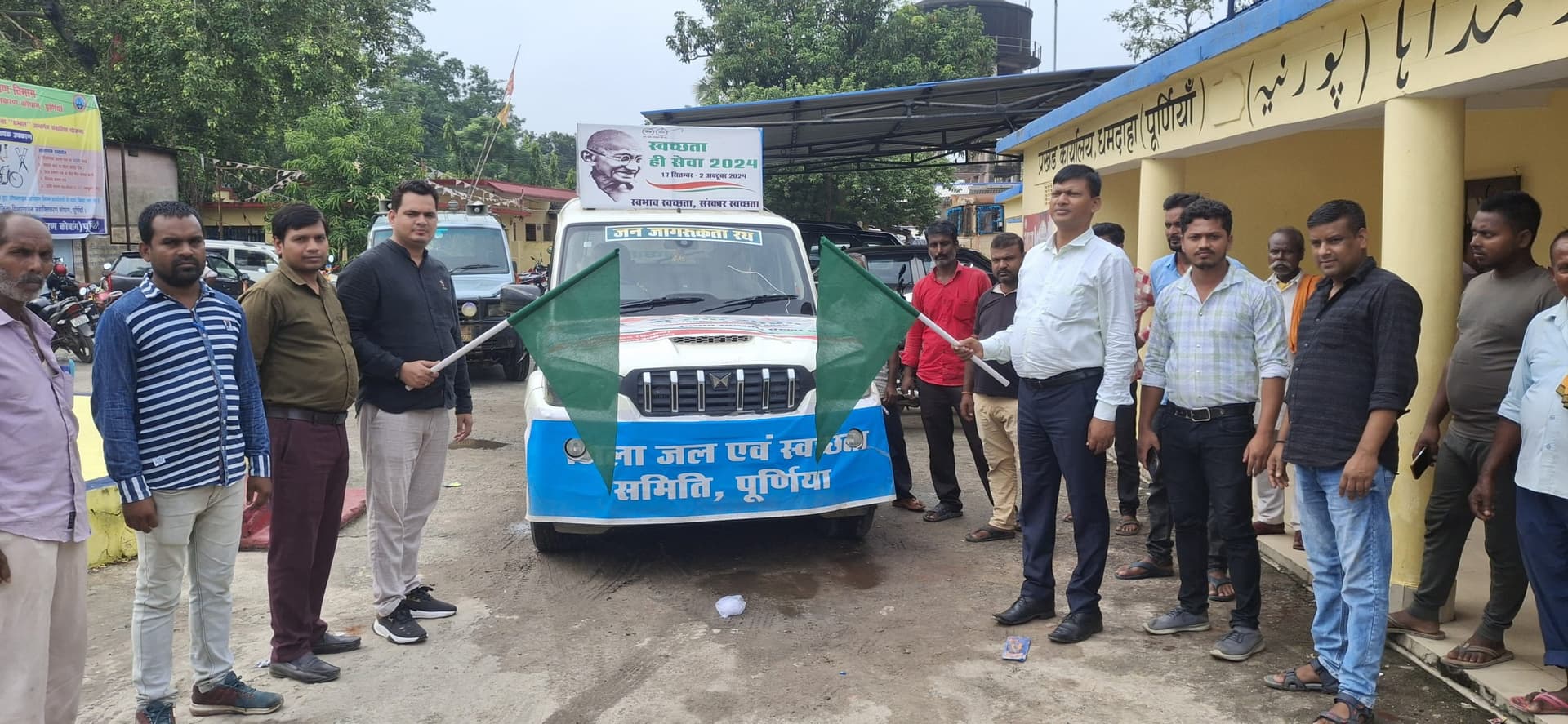 स्वच्छता रथ को बीडीओ ने हरी झंडी दिखा किया रवाना