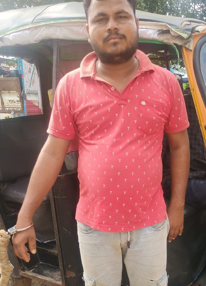 बेलवा गांव से विदेशी शराब के साथ तस्कर गिरफ्तार