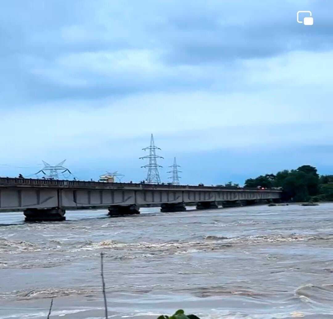 डीएम बाढ़ ग्रस्त क्षेत्रों को ले रहे जायजा, लोगों को सुरक्षित स्थानों पर पहुंचाने का किया जा रहा कार्य