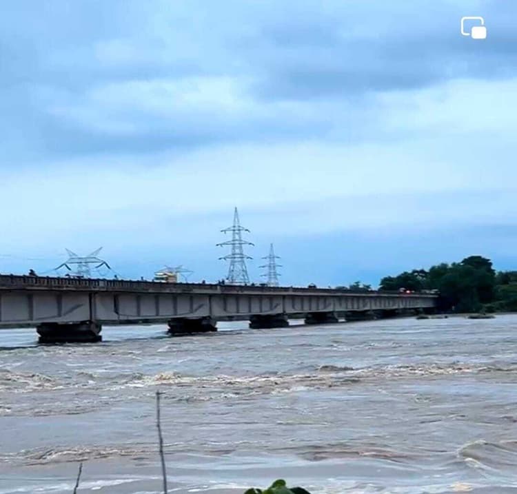 डीएम बाढ़ ग्रस्त क्षेत्रों को ले रहे जायजा, लोगों को सुरक्षित स्थानों पर पहुंचाने का किया जा रहा कार्य