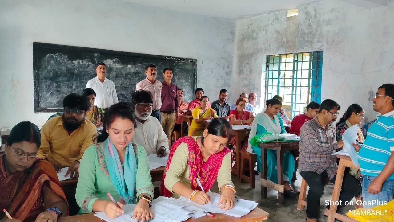 छात्र-छात्राओं के अर्धवार्षिक मूल्यांकन की कॉपी जांच जारी