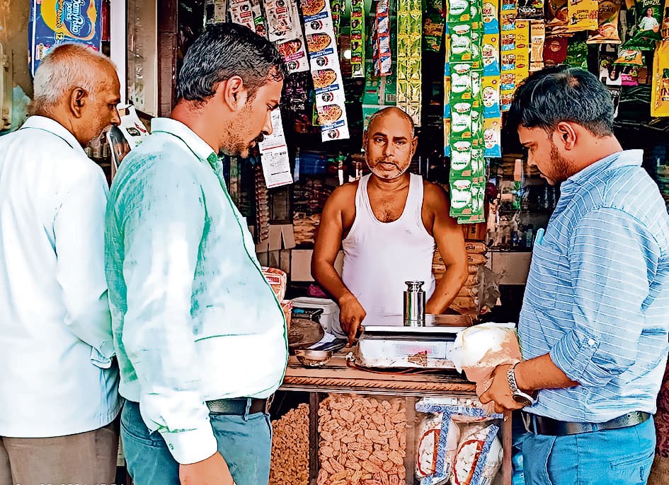 Gaya News : मेला क्षेत्र की 35 दुकानों में माप-तौल विभाग ने की छापेमारी