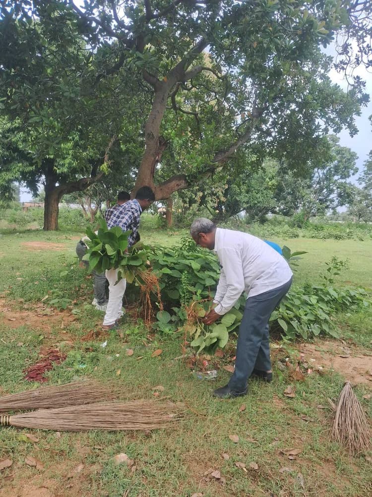 पबिया डायट परिसर में चला सफाई अभियान