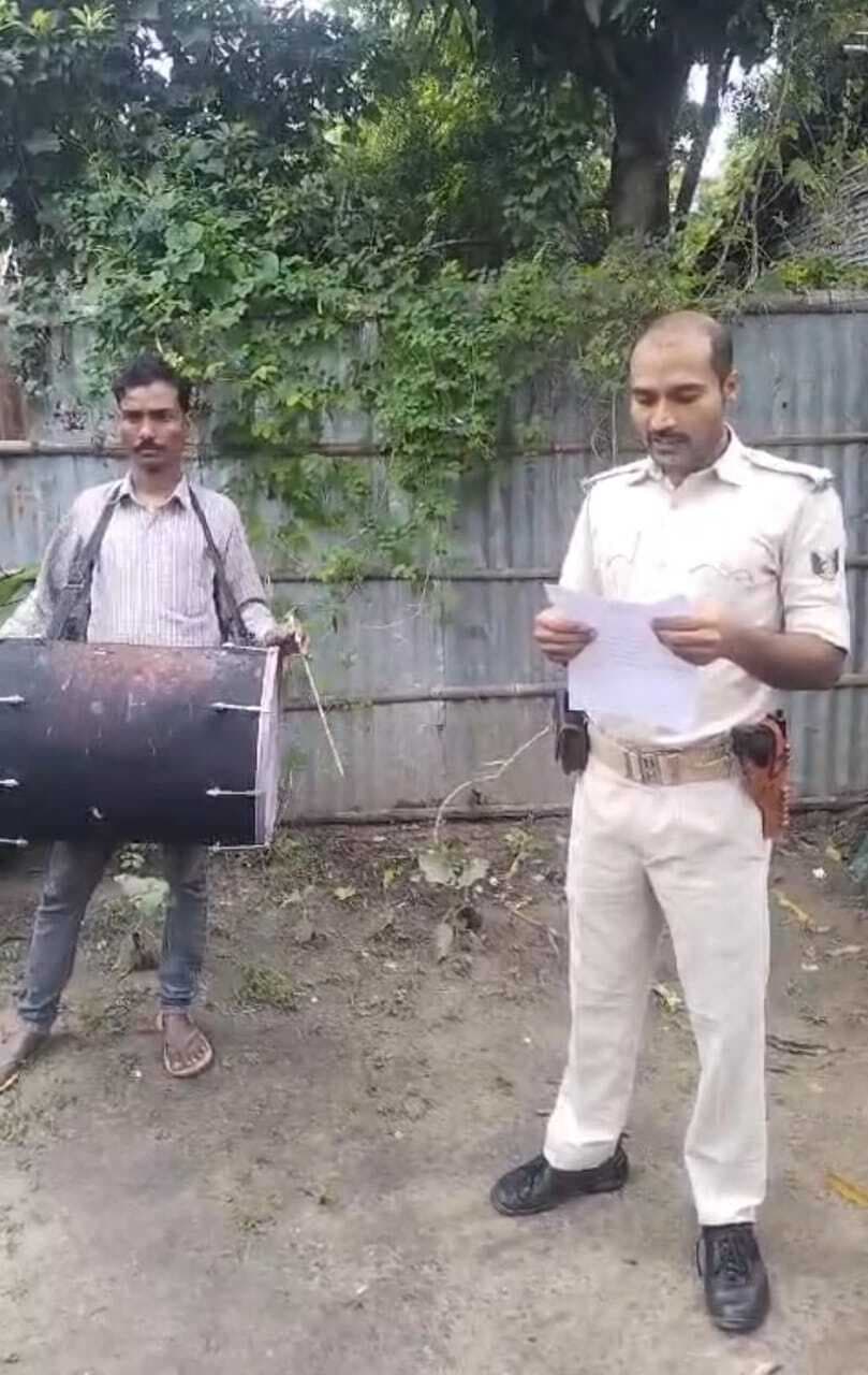 पुलिस ने आरोपित के घर चिपकाया इश्तेहार