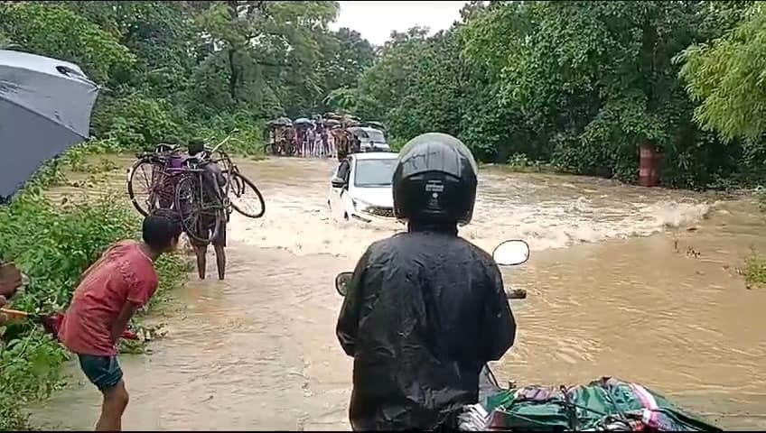 बगहा-वाल्मीकिनगर मुख्य पथ पर तीन फुट बहा पानी, हरनाटांड़ से दोन का आवागमन ठप