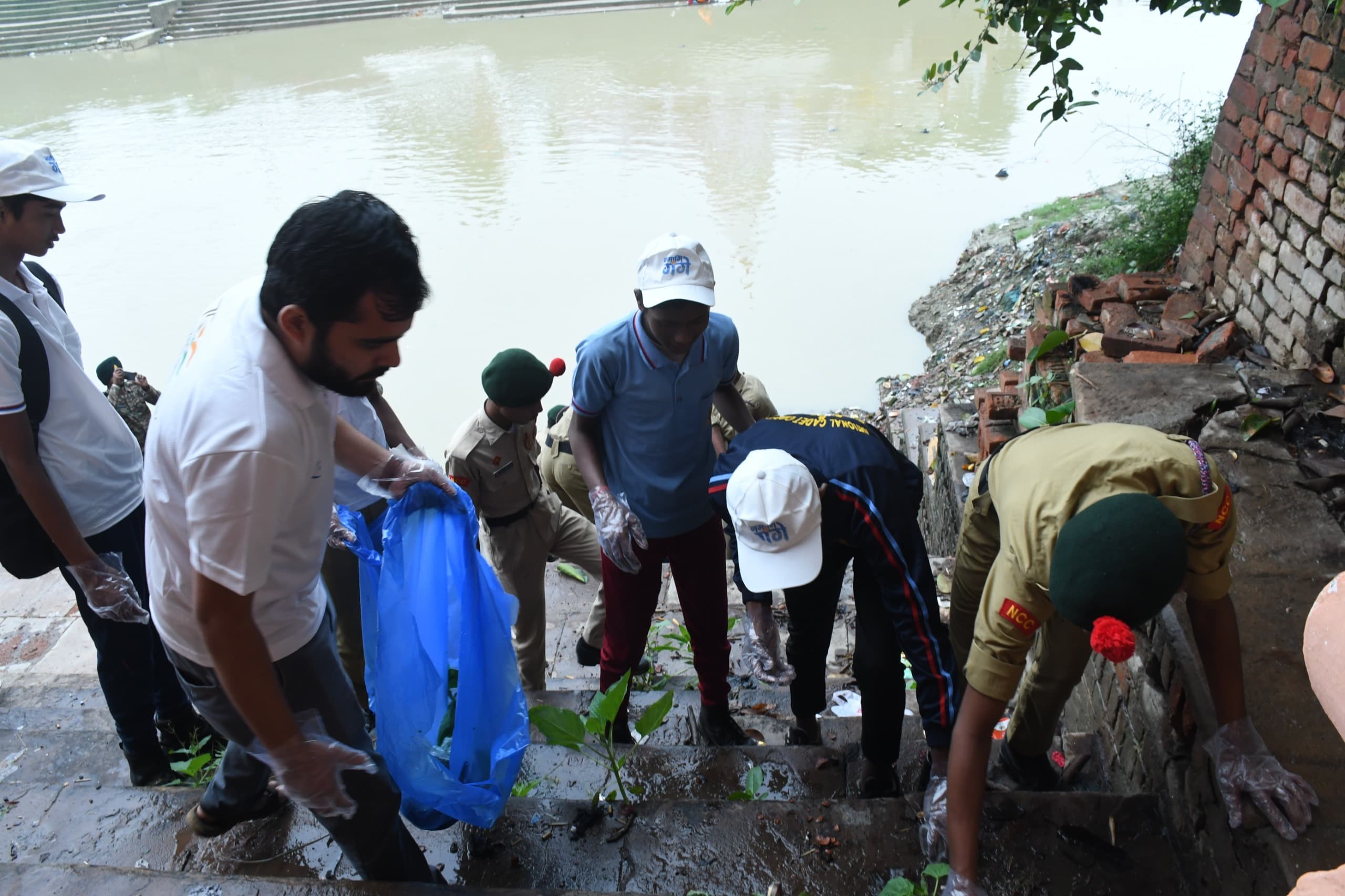 Darbhanga News: बागमती नदी के हजारीनाथ मंदिर घाट पर चलाया स्वच्छता अभियान