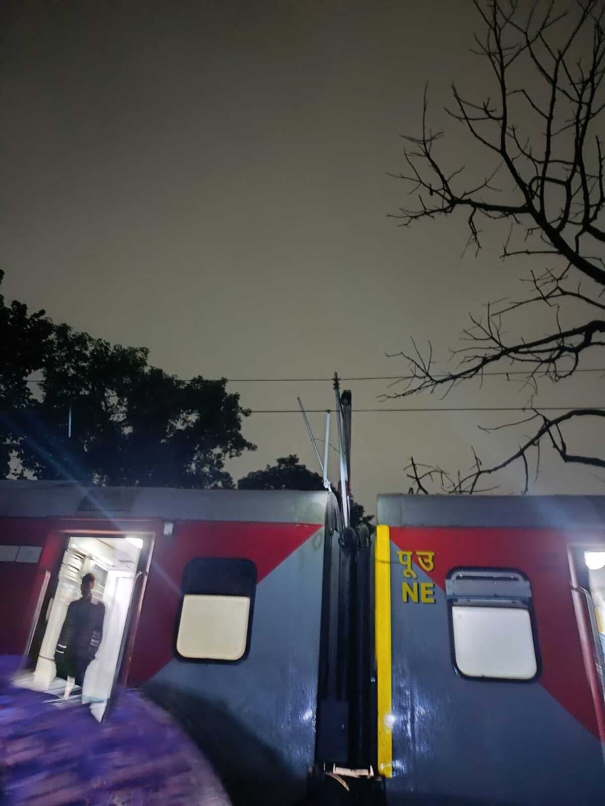 ओवरहेड तार पर सूखा पेड़ गिरने से पावर सप्लाई रुकी