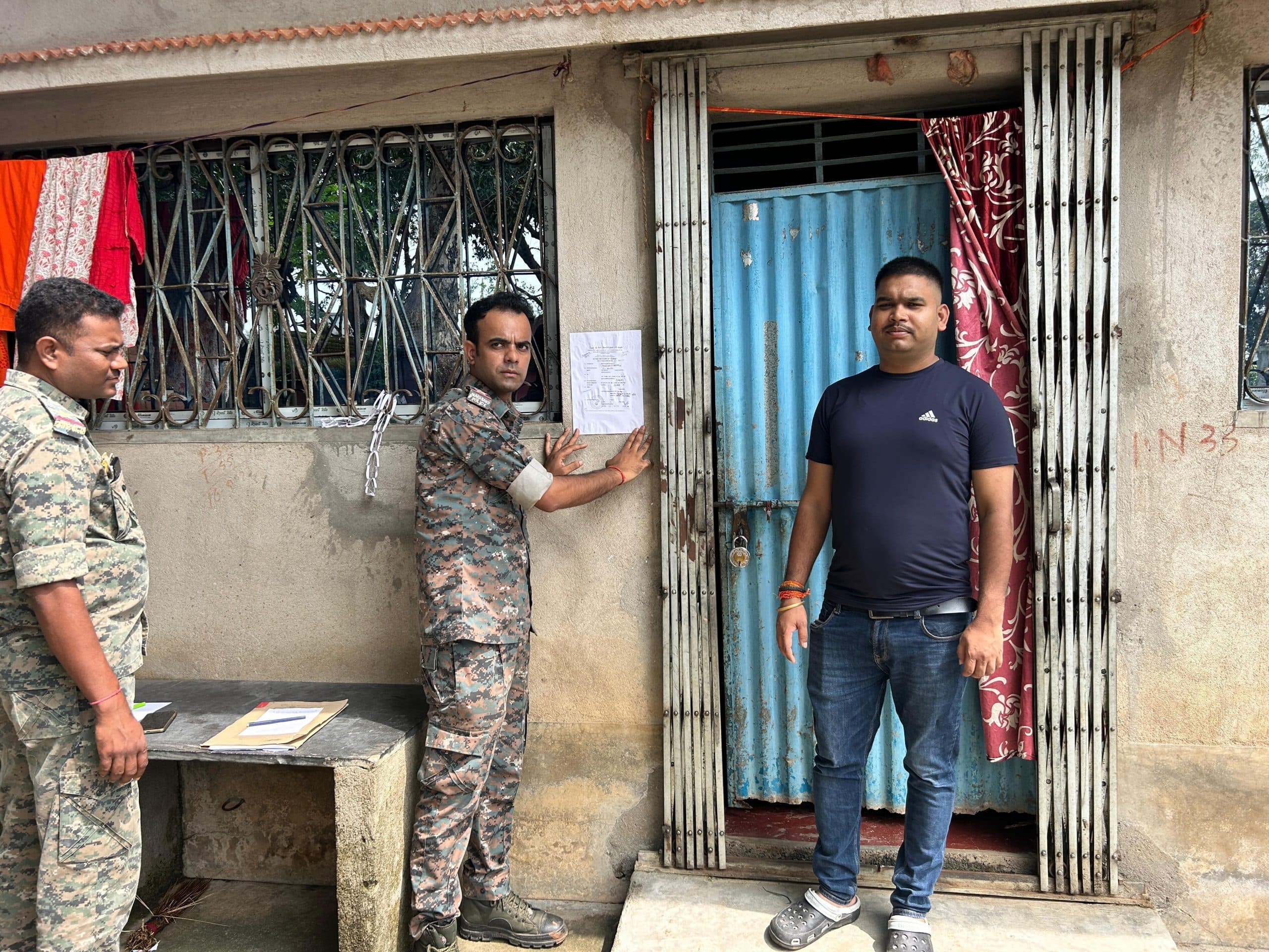 Giridih News:फरार आरोपी के घर पुलिस ने चिपकाया इश्तेहार