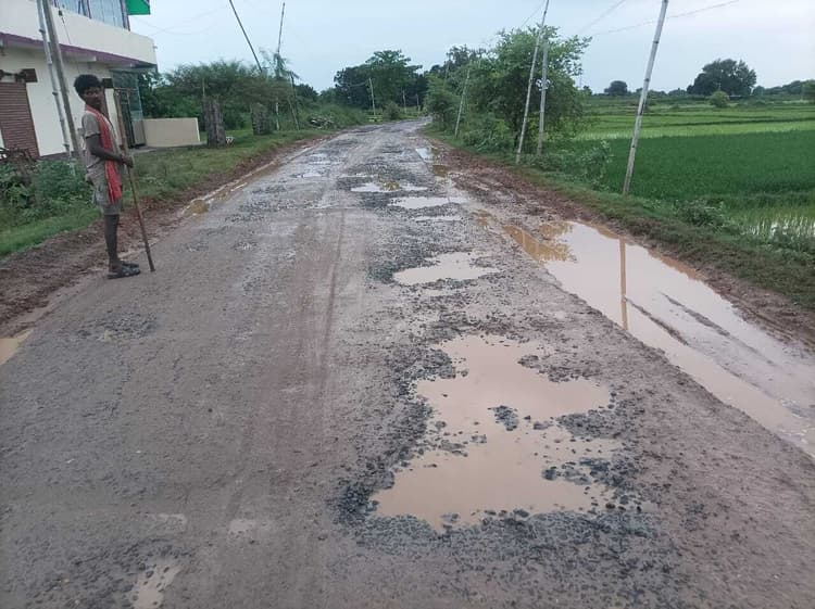 गिद्धौर-जमुई बाइपास सड़क जर्जर, हो रहे हादसे