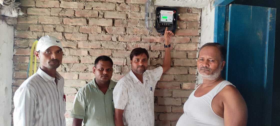 चौसा में लगाया गया स्मार्ट मीटर का कनेक्शन