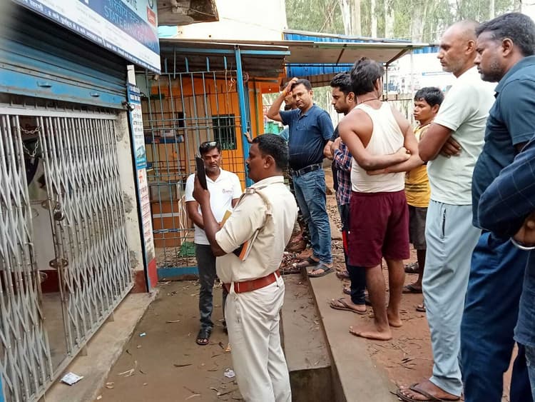 बलियाचौकी में सीएसपी, दुकान व घर से तीन लाख से अधिक की चोरी