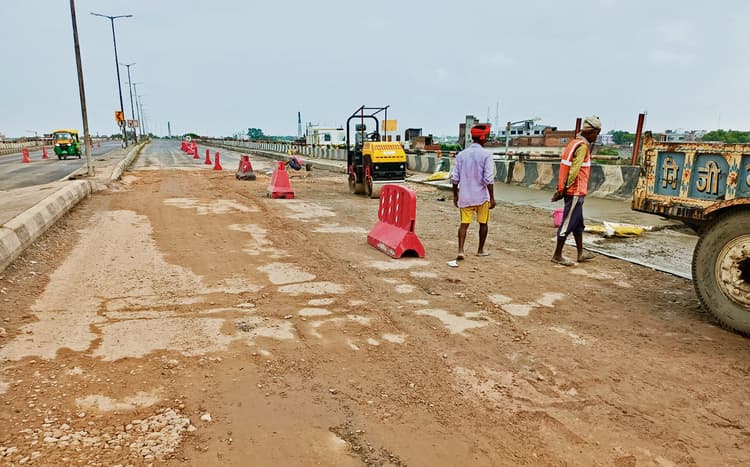 Gopalganj News : करमैनी ओवरब्रिज पर 72 घंटे बाद भी क्षतिग्रस्त हाइवे की नहीं हुई मरम्मत, यातायात प्रभावित