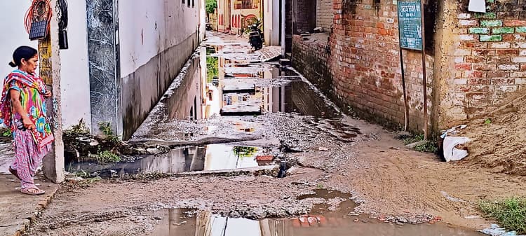 Gopalganj News : शहर की सड़कों पर बारिश व कीचड़ से मुश्किल में लोग, बदबू से जीना मुहाल