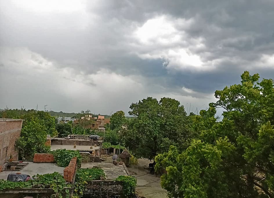 Gopalganj News : सुबह से बादलों की बनी रही आवाजाही, तीन दिनों के बाद बारिश थमने से राहत