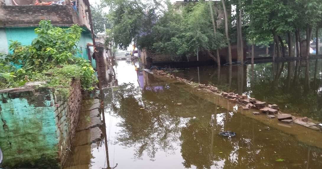 घरों से पानी निकलने के बाद भी बाढ़ पीड़ितों की पीड़ा नहीं हो रही कम