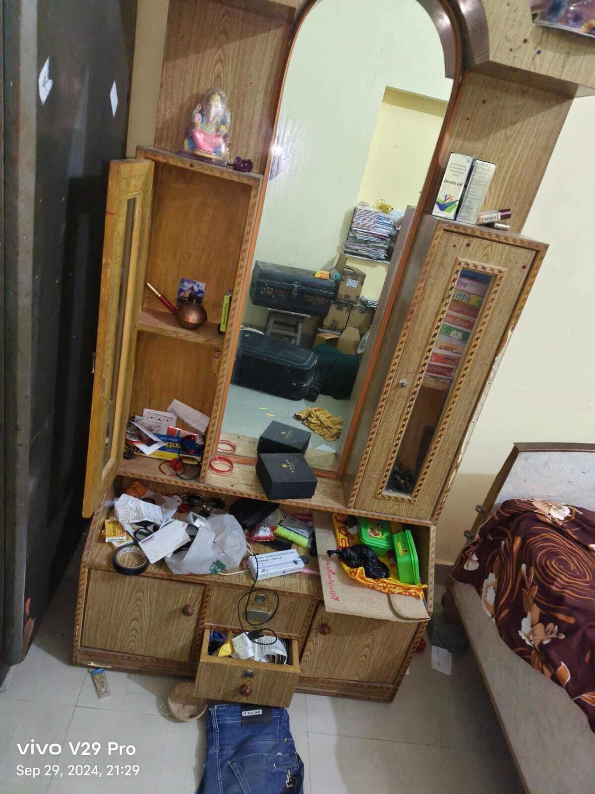 बंद घर से दिनदहाड़े नकदी और जेवरात समेत 15 लाख की चोरी