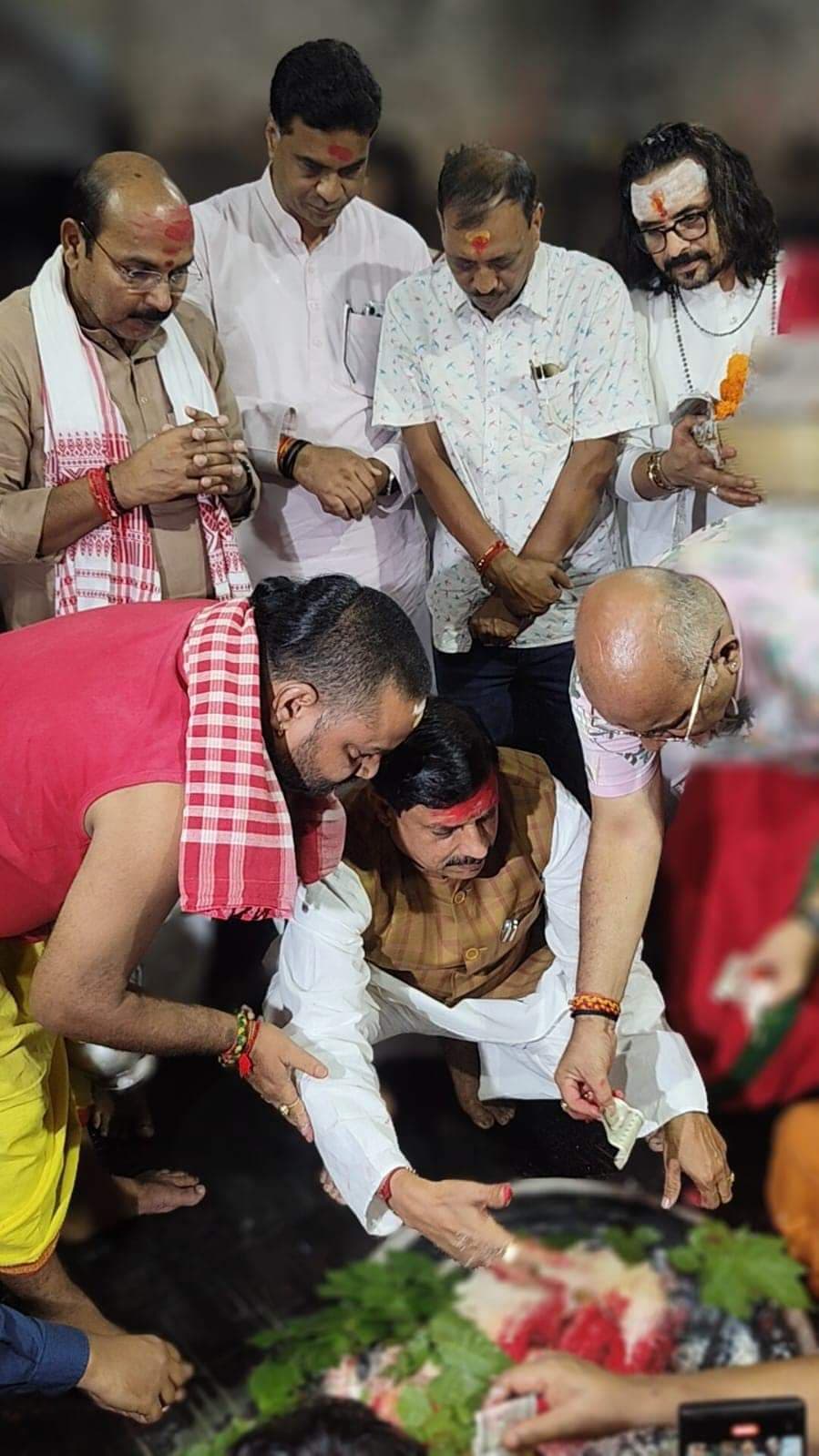 एमपी के सीएम पहुंचे बाबा मंदिर