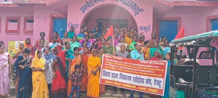 विद्यालय में कार्यरत रसोइयाें के साथ सरकार कर रही नइंसाफी : मो हैदर