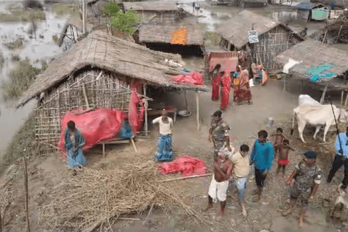 Bihar Flood: बेतिया में 20 साल पहले बना रिंग बांध देर रात टूटा, 5 पंचायतों में घुसा बाढ़ का पानी