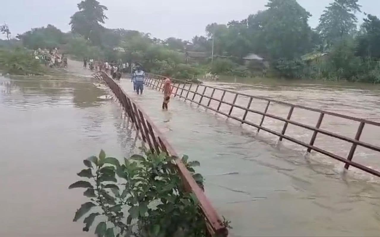 Flood In Bihar: सुपौल में कोसी और तिलयुगा नदियों का रौद्र रूप, प्रशासन ने जारी किया अलर्ट