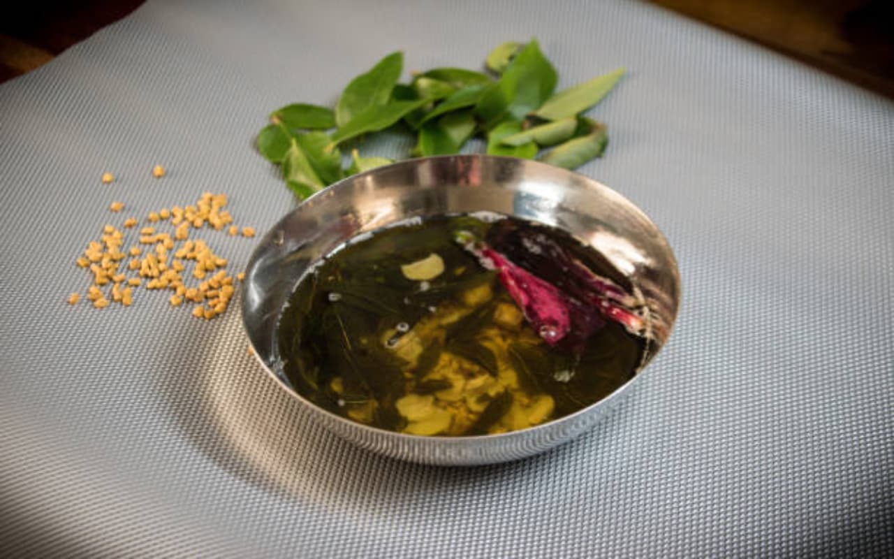 बालों में तेल लगाने से पहले क्या उसे करना चाहिए गर्म? जवाब जानकर चौंक जाएंगे आप