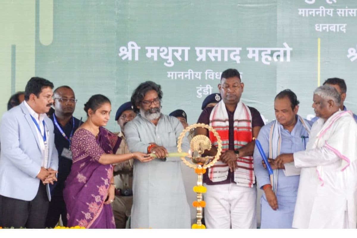 कार्यक्रम का शुभारंभ करते सीएम हेमंत सोरेन, मंत्री सत्यानंद भोक्ता समेत अन्य