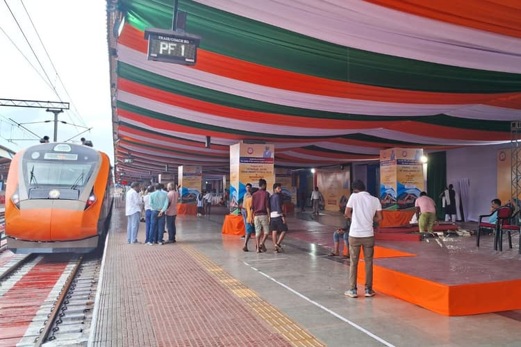 Indian Railways: जमशेदपुर के टाटानगर स्टेशन से कौन-सी ट्रेन कितने बजे किस प्लेटफॉर्म से खुलेगी, यहां देखें लिस्ट