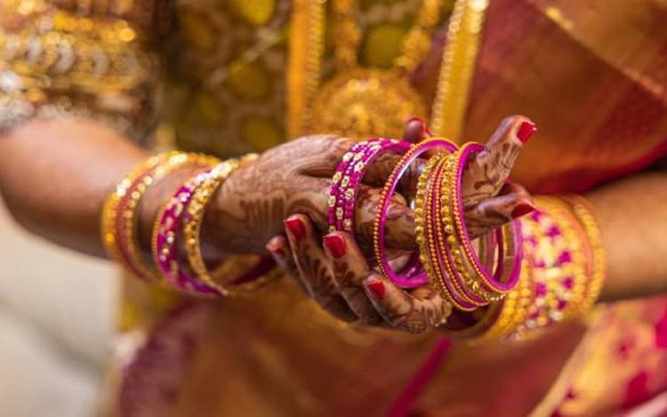 Bangles for Karwa Chauth: इस करवा चौथ आपके लुक में चार-चांद लगाएंगे ये सुंदर कंगन डिजाइन
