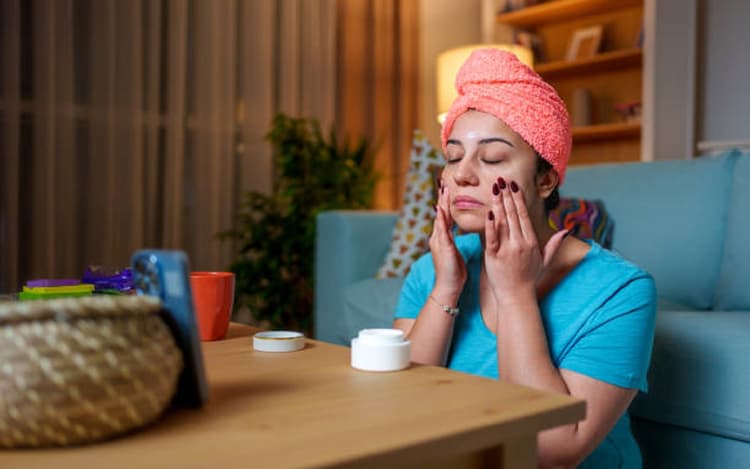 Skin Care Tips: रात में सोने से पहले फॉलो करें ये आसान स्किन केयर रूटीन, ग्लोइंग दिखेगी स्किन