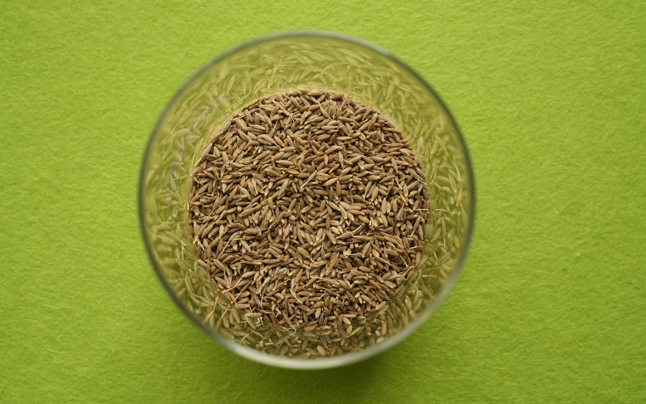 Beauty Tips: आपकी स्किन के लिए वरदान है जीरा वाटर, जानें इसे पीने के फायदे