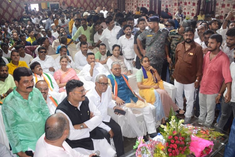 धनबाद में कांग्रेस अध्यक्ष को पहनाया चांदी का मुकुट, कमलेश बोले- पार्टी के लिए लगाएं नारे