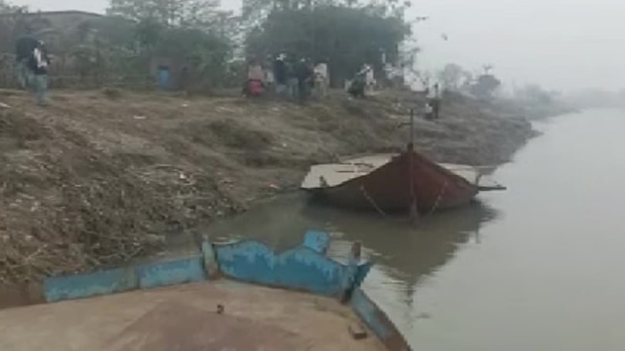 बेतिया में शिक्षकों को ले जा रही नाव पलटी, रेसक्यू टीम ने दिखाई तत्परता