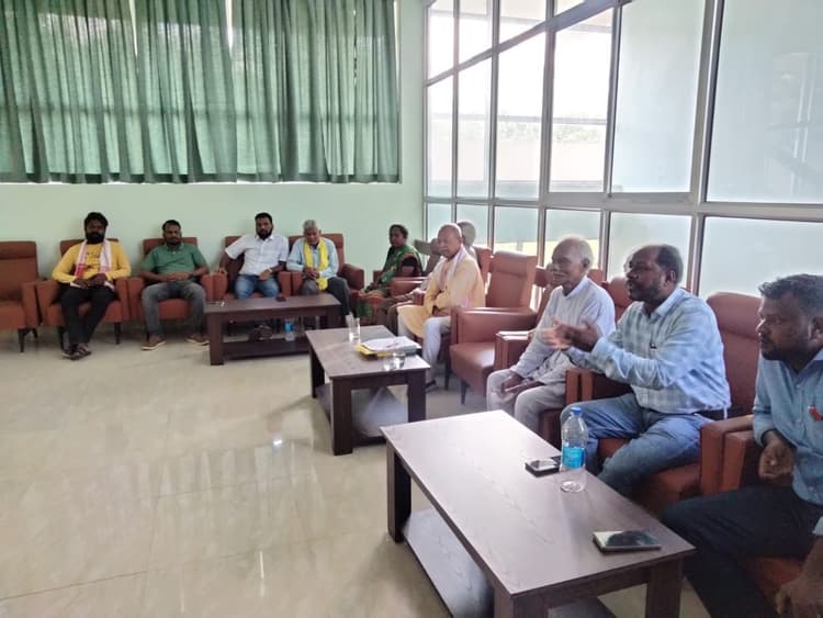 Jamshedpur News : आदिवासी को हिंदू बताने वाले प्रमोद पेठकर अनर्गल बयानबाजी से बाज आये, अन्यथा कोर्ट का दरवाजा खटखटायेंगे: बैजू मुर्मू