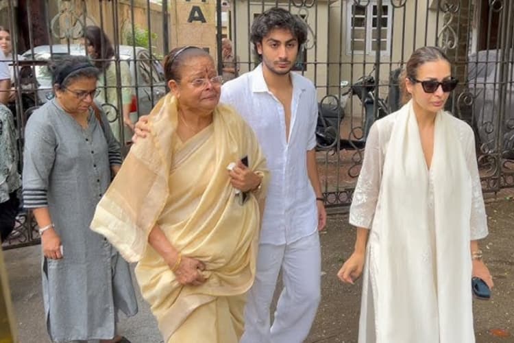 Malaika Arora Father Last Rites: पापा को आखिरी बार अलविदा कहते हुए इमोशनल हुई मलाइका-अमृता, मां का भी बुरा हाल