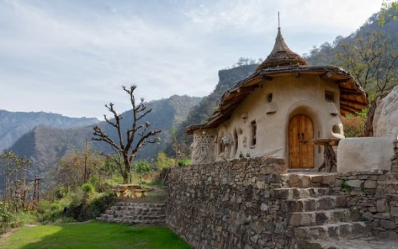 Staycation: बाहर से साधारण मिट्टी का घर लेकिन अंदर होश उड़ाने वाले नजारे, ठहरने के लिए जाना होगा यहां