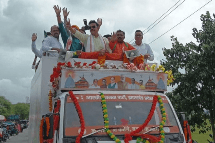 भोजपुरी सुपरस्टार रवि किशन ने पलामू में भरी हुंकार, बोले-हेमंत सरकार में आदिवासी नहीं हैं सुरक्षित