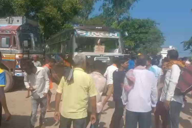 Bihar News: सासाराम में अनियंत्रित बस ने ई-रिक्शा में मारी टक्कर, आधा दर्जन घायल