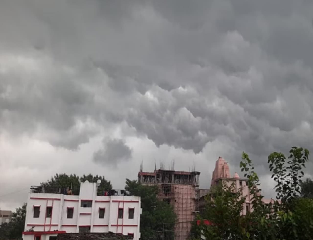 Kal Ka Mausam: बाढ़ पीड़ितों के लिए आफत बनेगा बंगाल की खाड़ी से उठा तूफान, बिहार में कल से भारी बारिश का अलर्ट