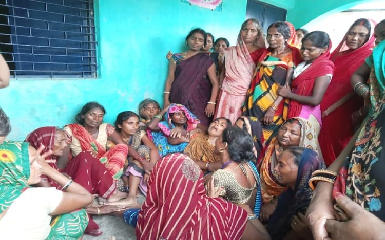 बिहार के भभुआ में वज्रपात से 4 लोगों की मौत, पेड़ के नीचे मोबाइल चला रहे दो किशोरों की भी गयी जान