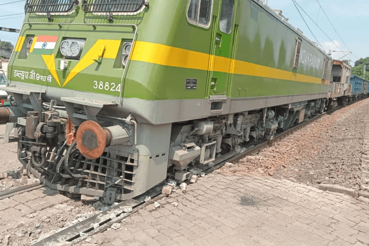Train Accident in Jharkhand: चांडिल में मालगाड़ी का इंजन पटरी से उतरा, बड़ा हादसा टला