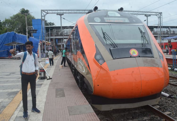 Vande Bharat: भागलपुर-हावड़ा वंदे भारत को पीएम ऑनलाइन दिखाएंगे हरी झंडी, इस दिन से होगा स्थायी परिचालन