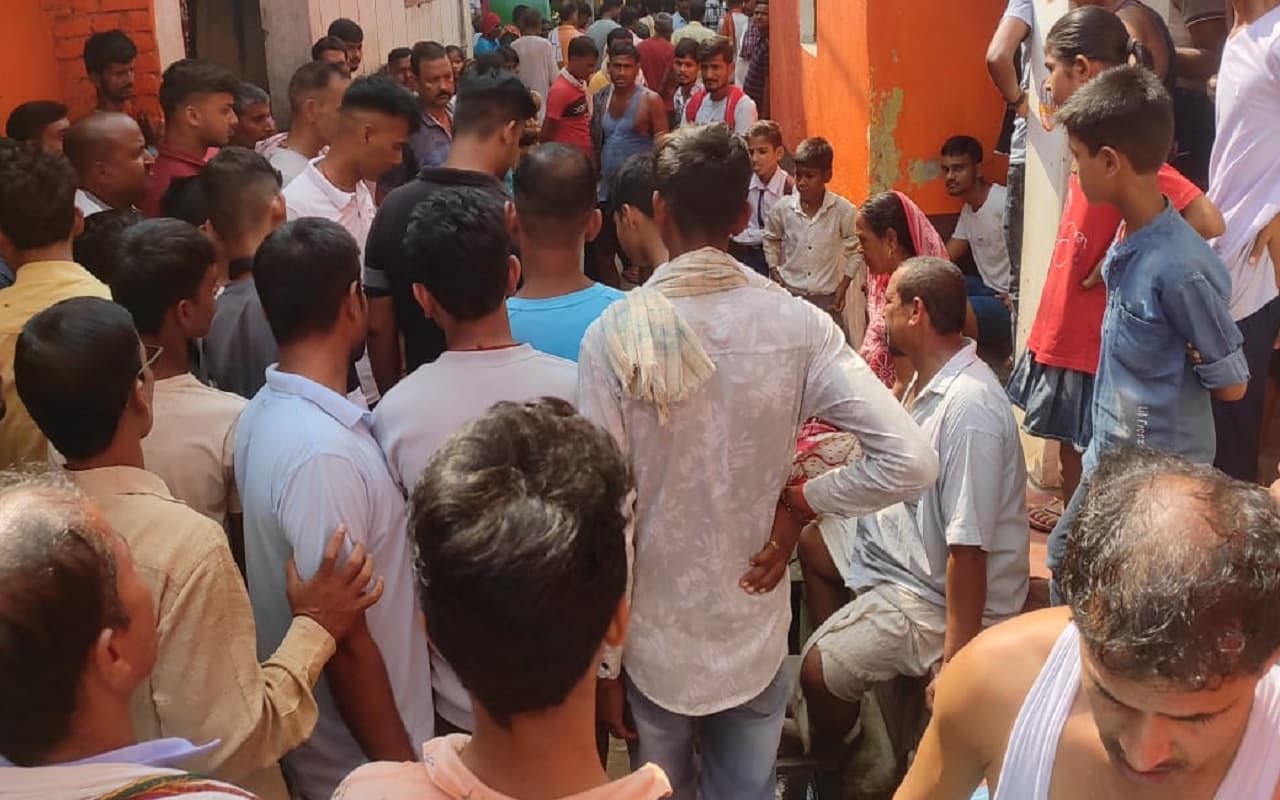 Bihar News: बक्सर में दरवाजे पर खड़े युवक की गोली मारकर हत्या, मौके पर से 6 खोखे बरामद Bihar News: बक्सर में दरवाजे पर खड़े युवक की गोली मारकर हत्या, मौके पर से 6 खोखे बरामद