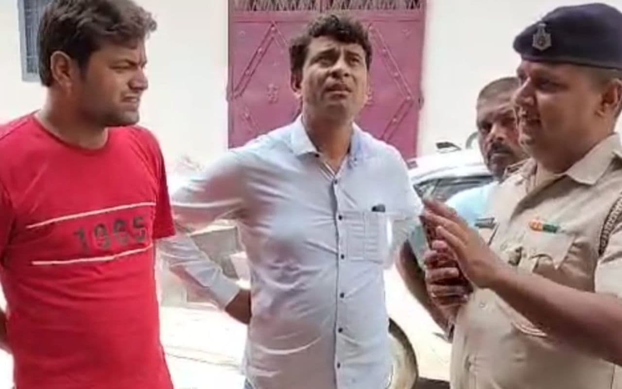 Bihar News: मुजफ्फरपुर में शिक्षक ने होमवर्क के लिए छात्र को बेरहमी से पीटा, तस्वीर देखकर खड़े हो जाएंगे रोंगटे