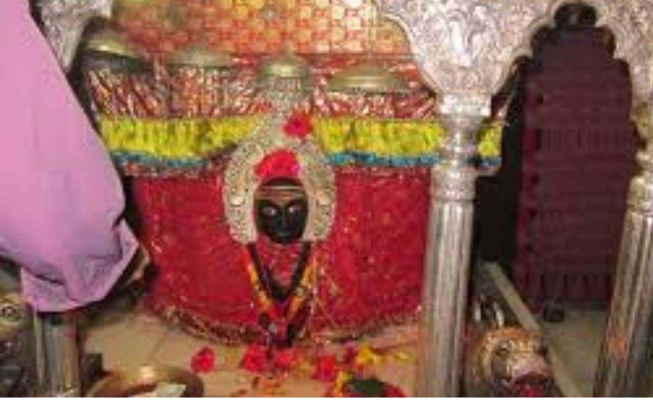 Gopalganj News: рдорд╛рдВ рд╕рд┐рдВрд╣рд╛рд╕рдиреА рдХреЛ рдЪрдврд╝рд╛рдпрд╛ рдорд╣рд╛рднреЛрдЧ рдХрд╛ рдкреНрд░рд╕рд╛рдж, рд╕рдкреНрддрдореА-рдЕрд╖реНрдЯрдореА рдорд╣рд╛рдпреЛрдЧ рдХреЗ рдмреАрдЪ рднрдХреНрддреЛрдВ рдиреЗ рдХрд┐рдП рдорд╛рдВ рдХреЗ рджрд┐рд╡реНрдп рджрд░реНрд╢рди