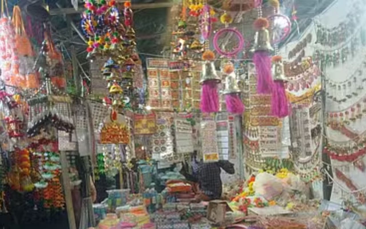 Dhanteras 2024: рджреБрд▓реНрд╣рди рдХреА рддрд░рд╣ рд╕рдЬрд╛ рдЬрд┐рд▓реЗрднрд░ рдХрд╛ рдмрд╛рдЬрд╛рд░, рдЖрдЬ рдорд╛рд░реНрдХреЗрдЯ рдореЗрдВ рд╣реЛрдЧреА рдзрди рдХреА рдмрд╛рд░рд┐рд╢, рд╕рд╛рджреА рд╡рд░реНрджреА рдореЗрдВ рддреИрдирд╛рдд рд░рд╣реЗрдЧреА рдкреБрд▓рд┐рд╕