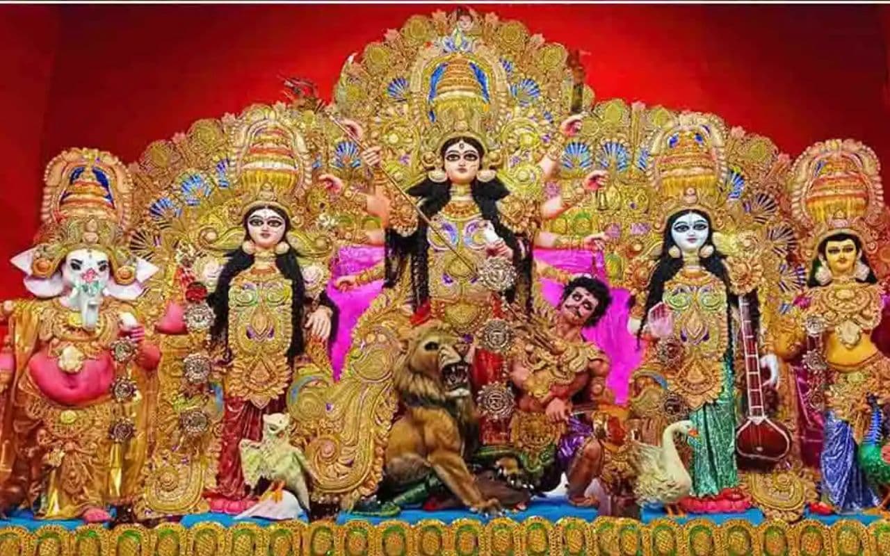 Bihar News: बेतिया में डोली कहार के साथ पहुंची देवी दुर्गा की सवारी, जयघोष के साथ खुला मां का पट
