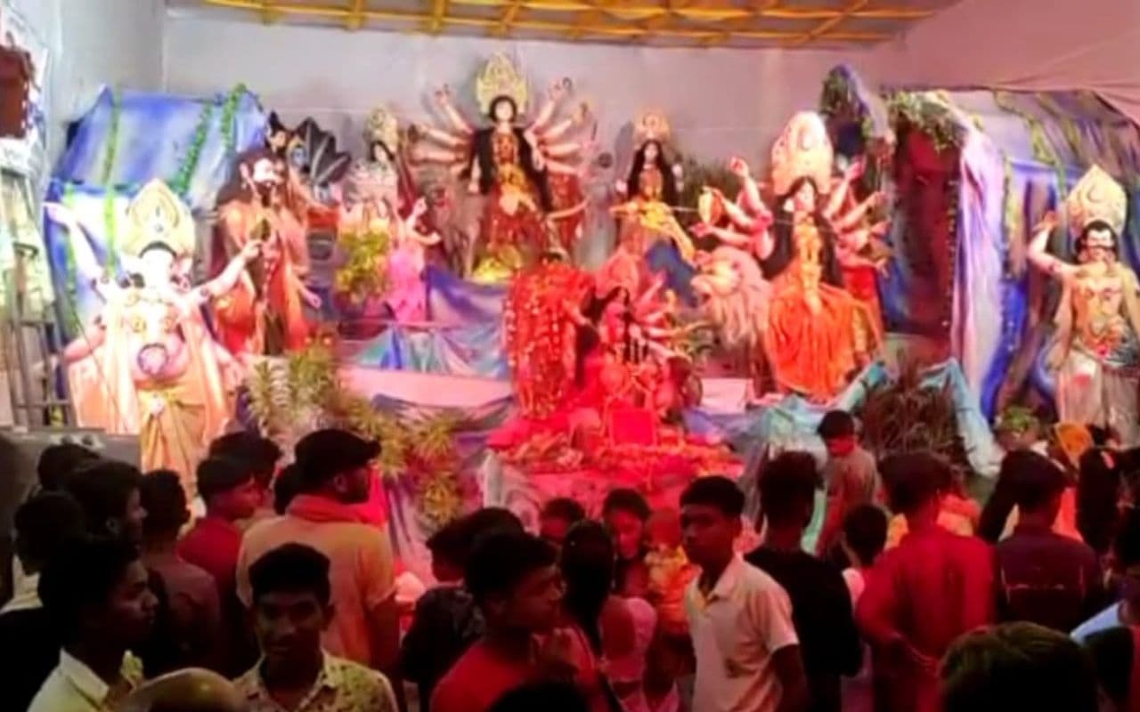 Durga Puja 2024: рджреБрд░реНрдЧрд╛ рдкреВрдЬрд╛ рдореЗрд▓реЗ рдореЗрдВ рдлрд╛рд╕реНрдЯ рдлреВрдб рдФрд░ рдЧреЛрд▓рдЧрдкреНрдкреЗ рдХрд╛ рджрд┐рдЦрд╛ рдХреНрд░реЗрдЬ, рд▓реЛрдЧ рд▓реЗ рд░рд╣реЗ рдордирдкрд╕рдВрдж рд╡реНрдпрдВрдЬрдиреЛрдВ рдХрд╛ рд╕реНрд╡рд╛рдж