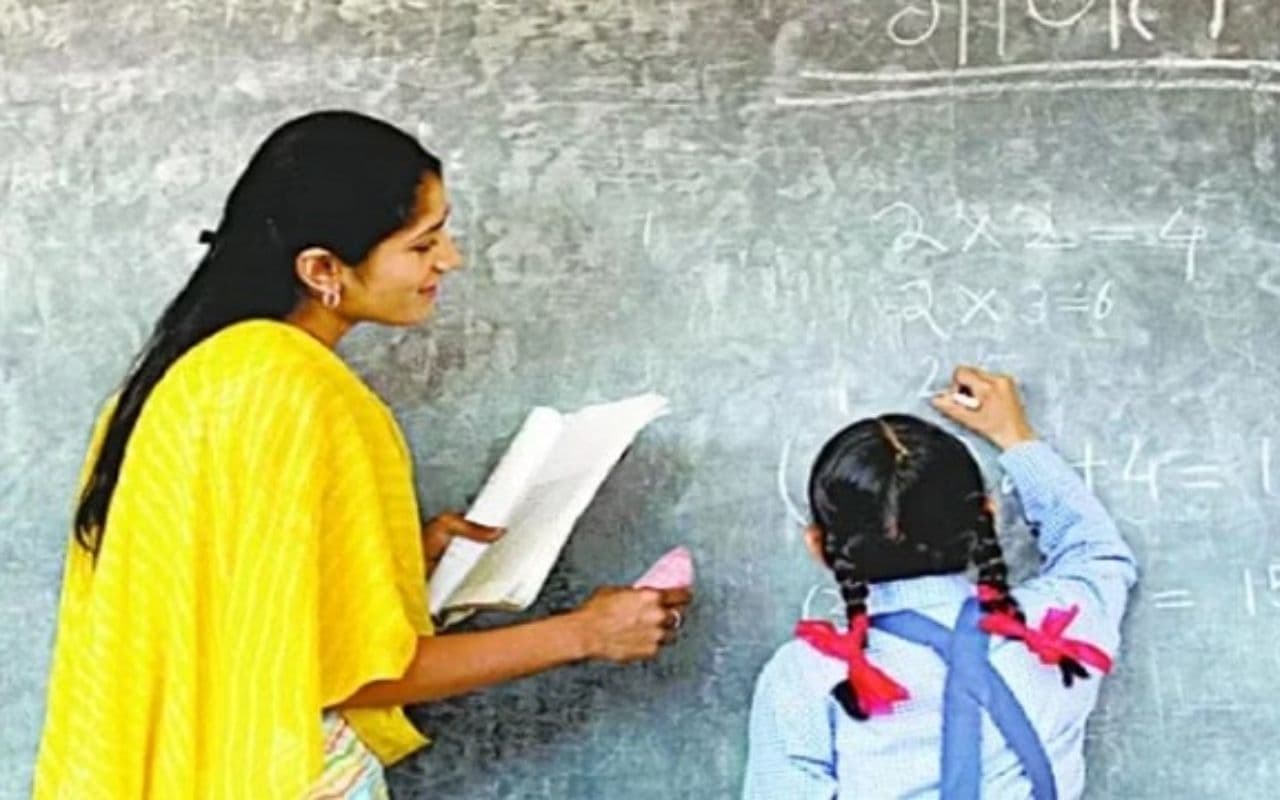 Bihar News: बिहार के स्कूलों में शिक्षा विभाग ने लागू किया ड्रेस कोड, अब टीशर्ट पहनकर विद्यालय नहीं आयेंगे शिक्षक
