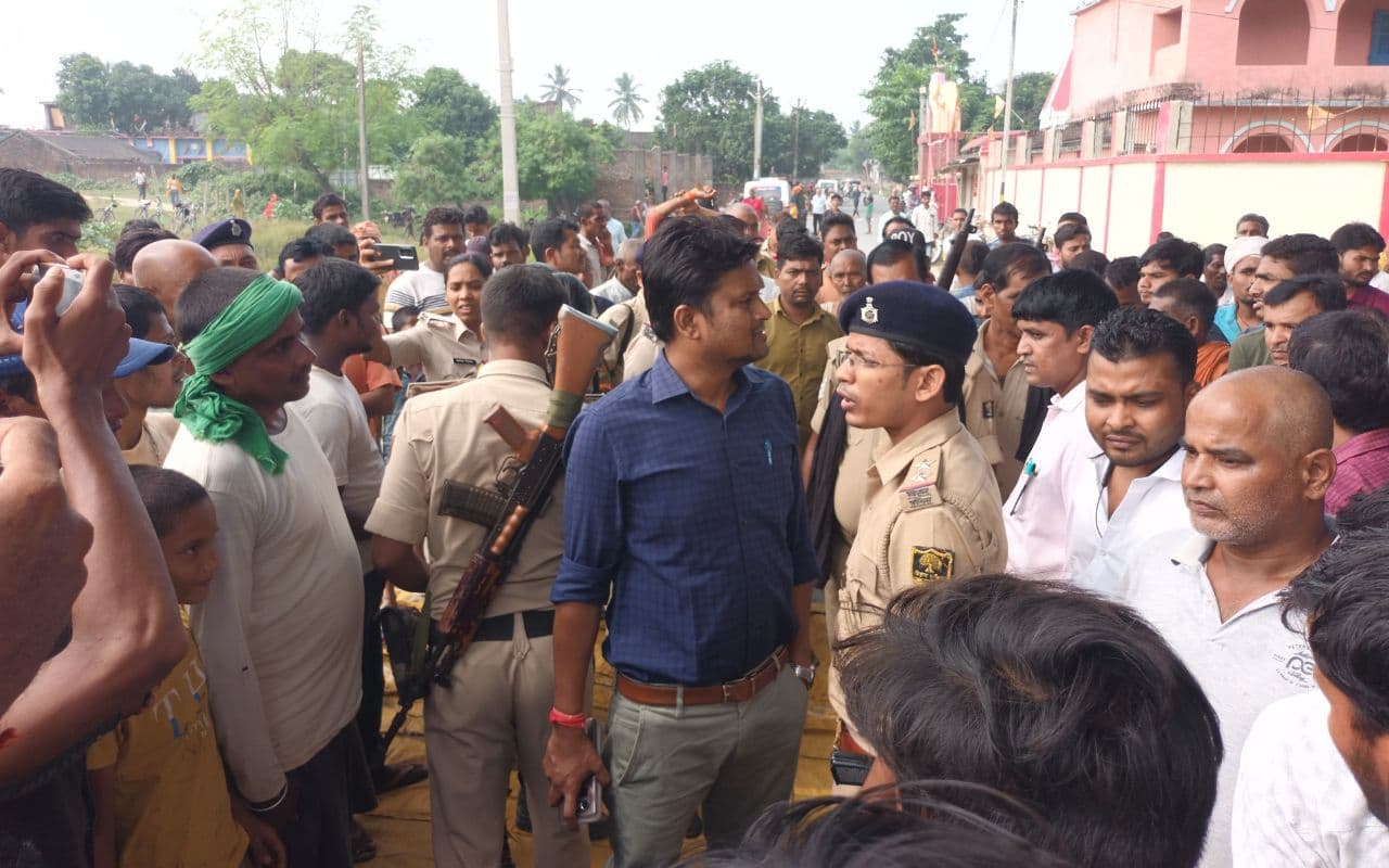 Bihar News: рдЫрд╛рддреНрд░-рдЫрд╛рддреНрд░рд╛рдУрдВ рдХреЛ рдШреБрдорд╛рдиреЗ рд▓реЗ рдЧрдП рд╢рд┐рдХреНрд╖рдХреЛрдВ рдиреЗ рдмрдЪреНрдЪреЛрдВ рдХреЗ рд╕рд╛рде рдкреА рд╢рд░рд╛рдм, рдирд╢реЗ рдореЗрдВ рдлреВрд╣рдбрд╝ рдФрд░ рдЕрд╢реНрд▓реАрд▓ рдЧрд╛рдирд╛ рдмрдЬрд╛рдХрд░ рдХреА рдЫреЗрдбрд╝рдЦрд╛рдиреА